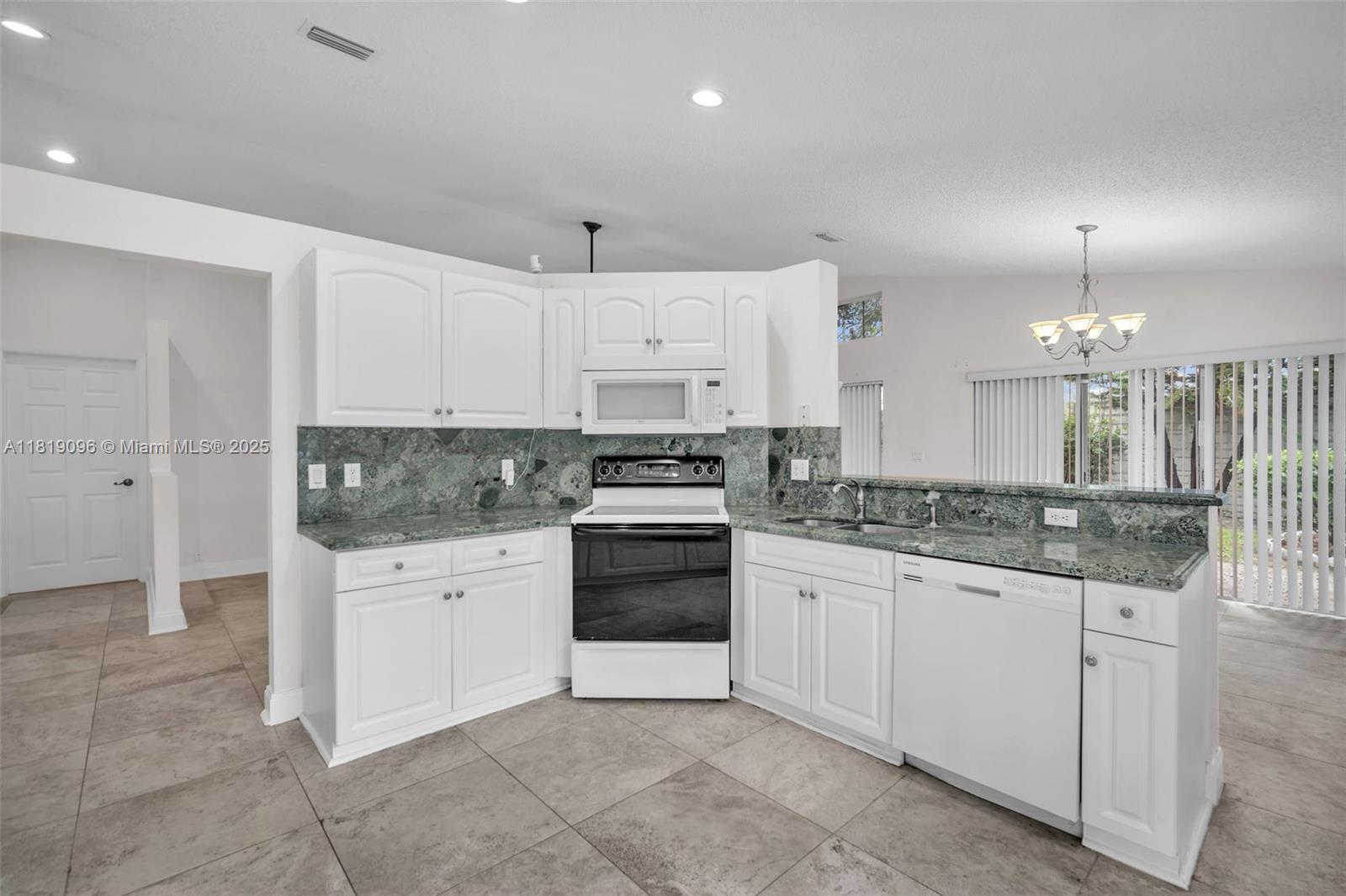 HOLLYWOOD LAKES COUNTRY C - Residential