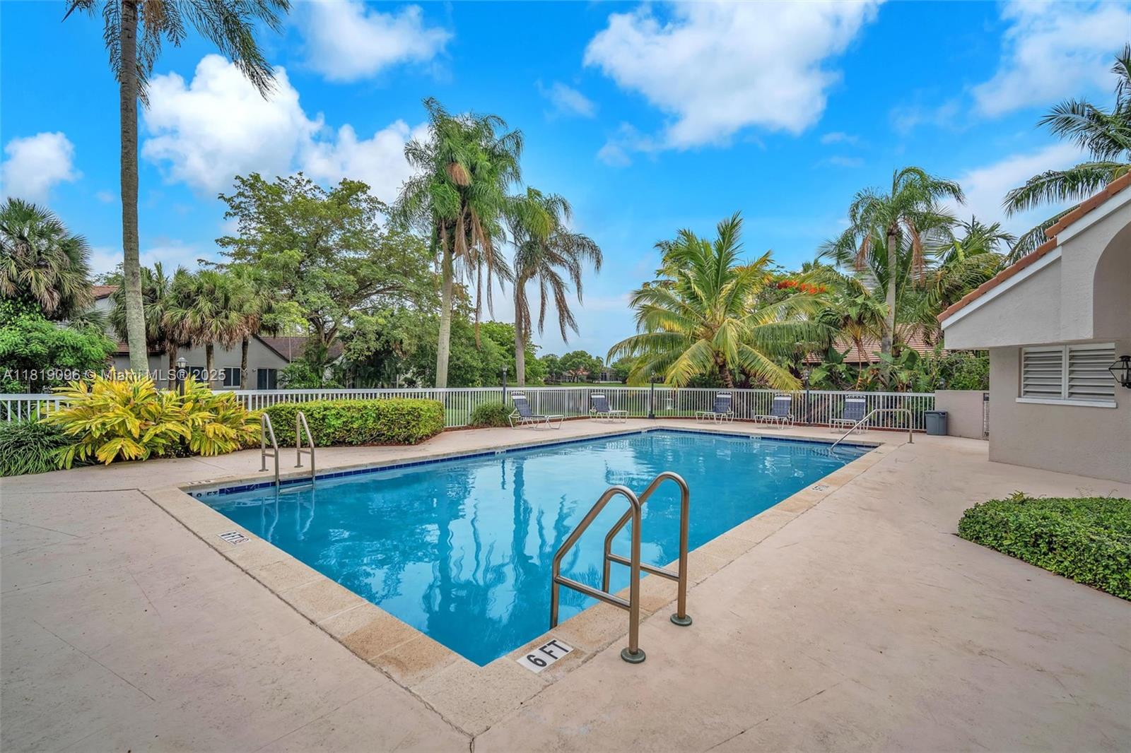 HOLLYWOOD LAKES COUNTRY C - Residential