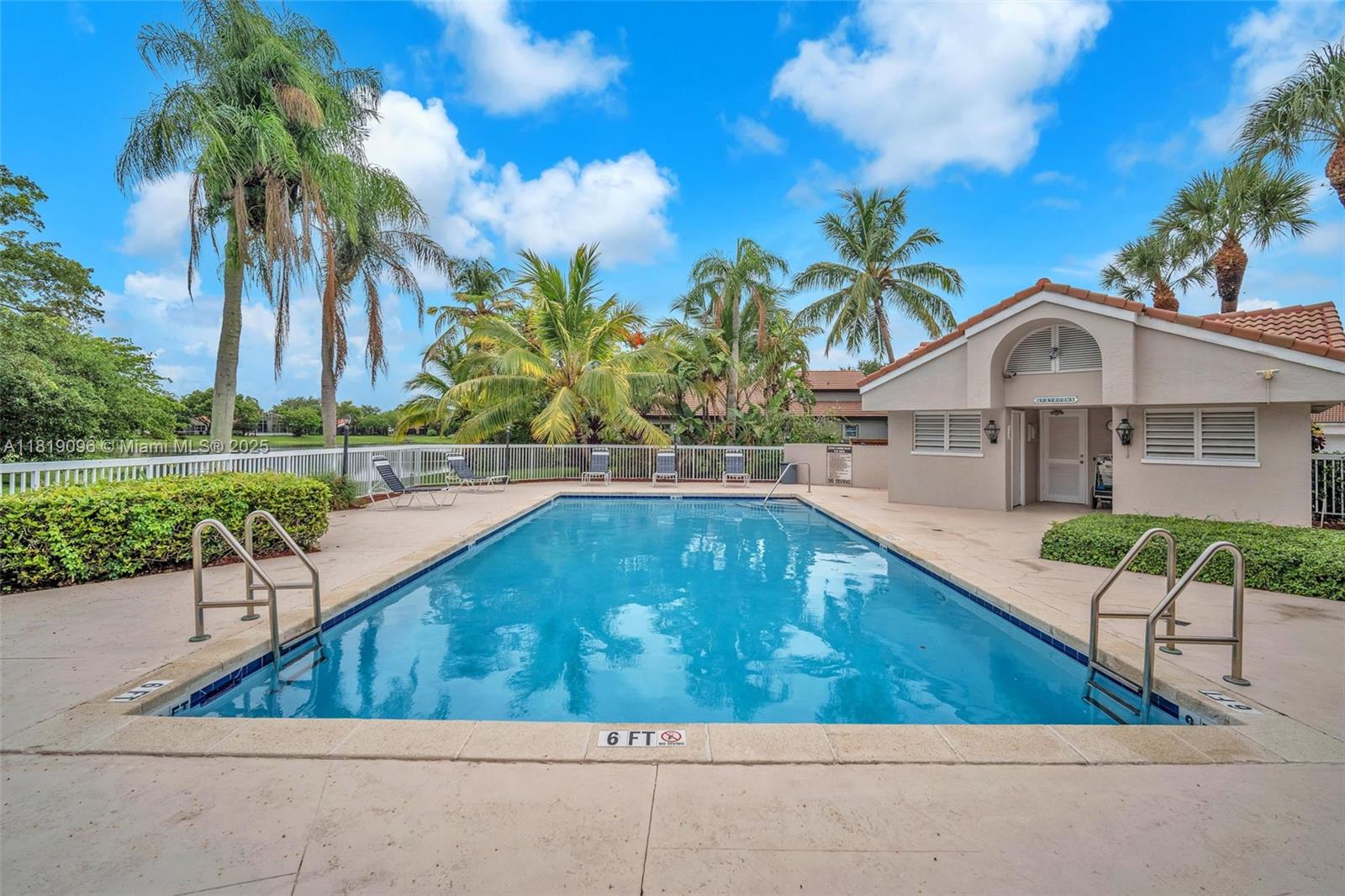 HOLLYWOOD LAKES COUNTRY C - Residential