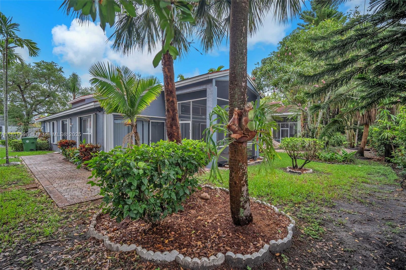 HOLLYWOOD LAKES COUNTRY C - Residential