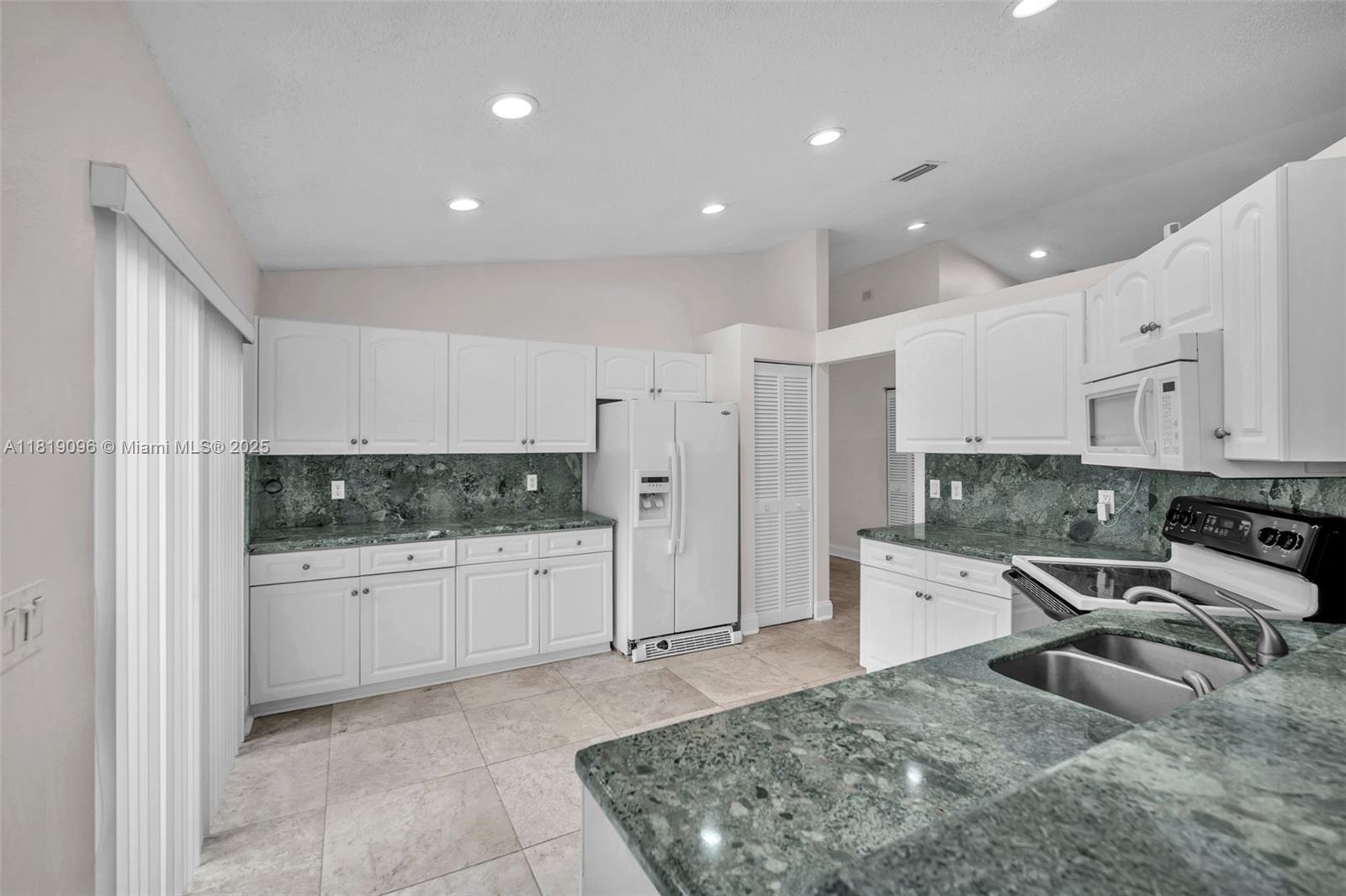 HOLLYWOOD LAKES COUNTRY C - Residential