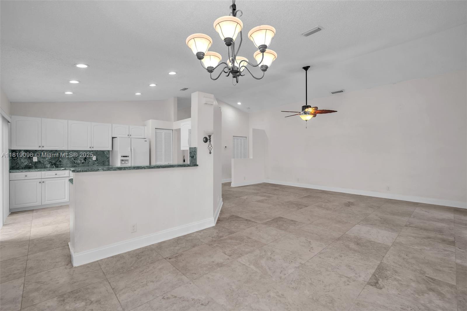 HOLLYWOOD LAKES COUNTRY C - Residential
