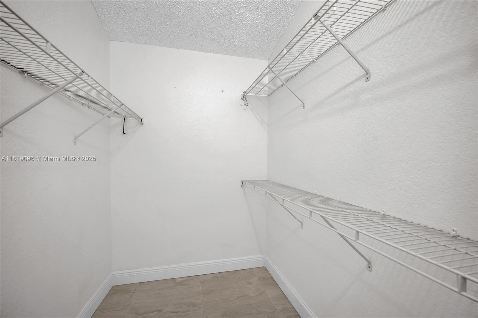 HOLLYWOOD LAKES COUNTRY C - Residential