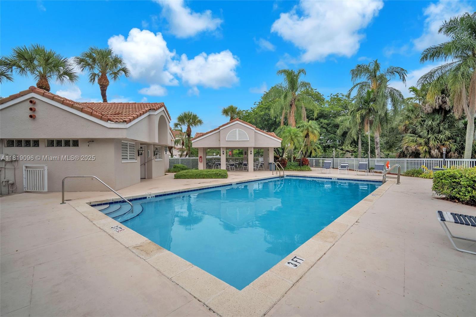 HOLLYWOOD LAKES COUNTRY C - Residential