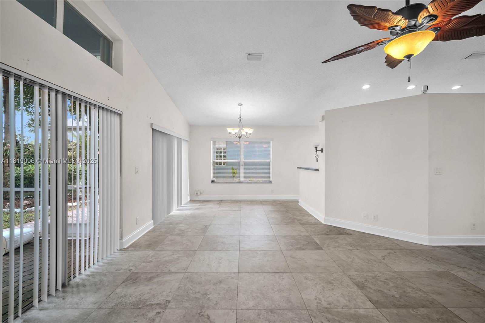 HOLLYWOOD LAKES COUNTRY C - Residential