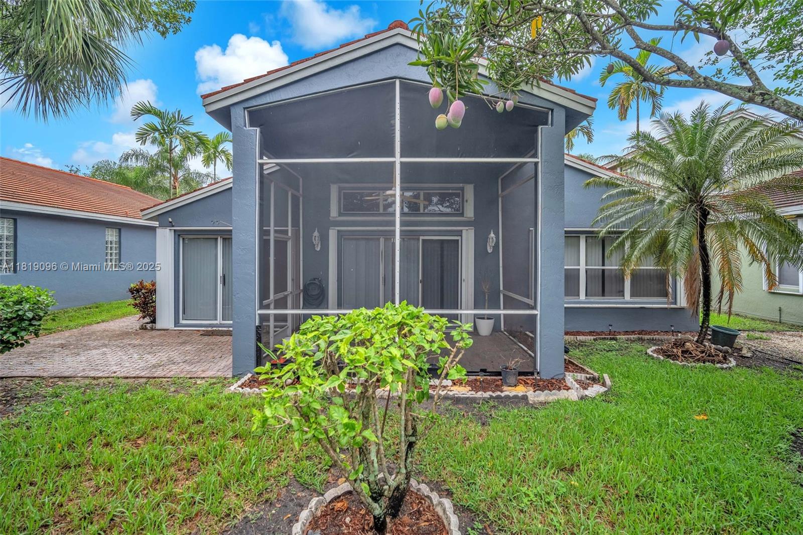 HOLLYWOOD LAKES COUNTRY C - Residential