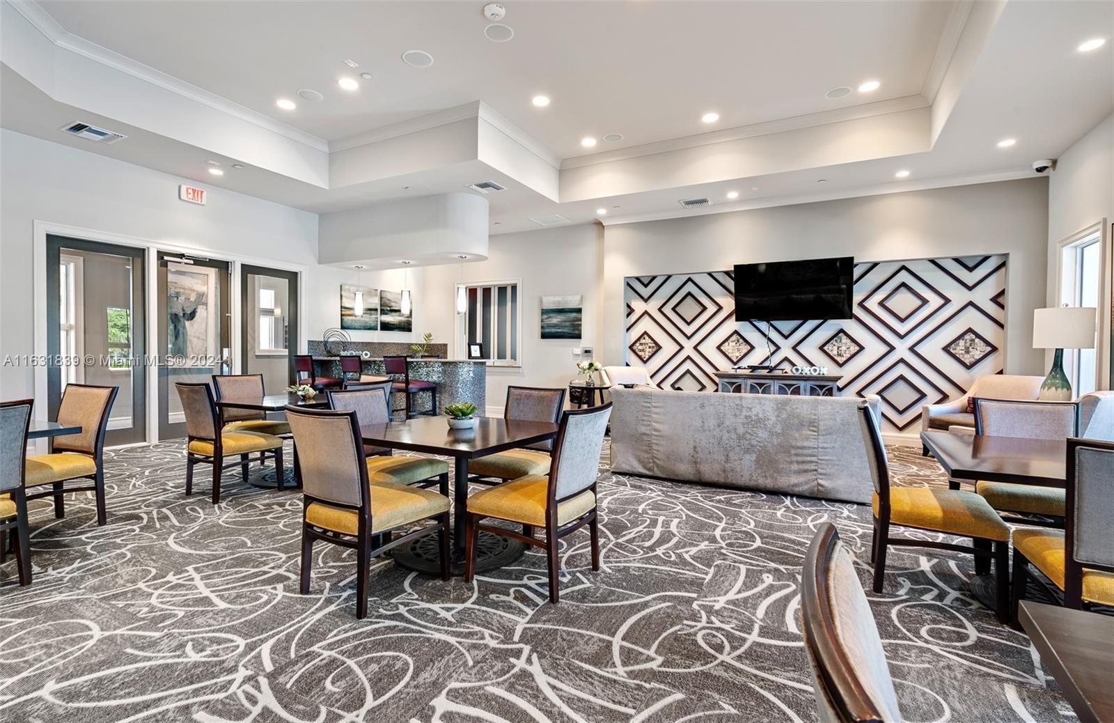 HILLCREST COUNTRY CLUB SO - Residential
