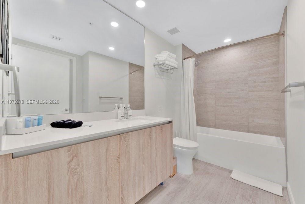 QUADRO CONDO - Residential