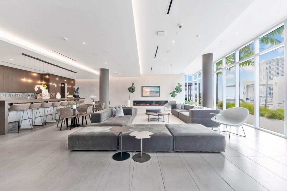 QUADRO CONDO - Residential