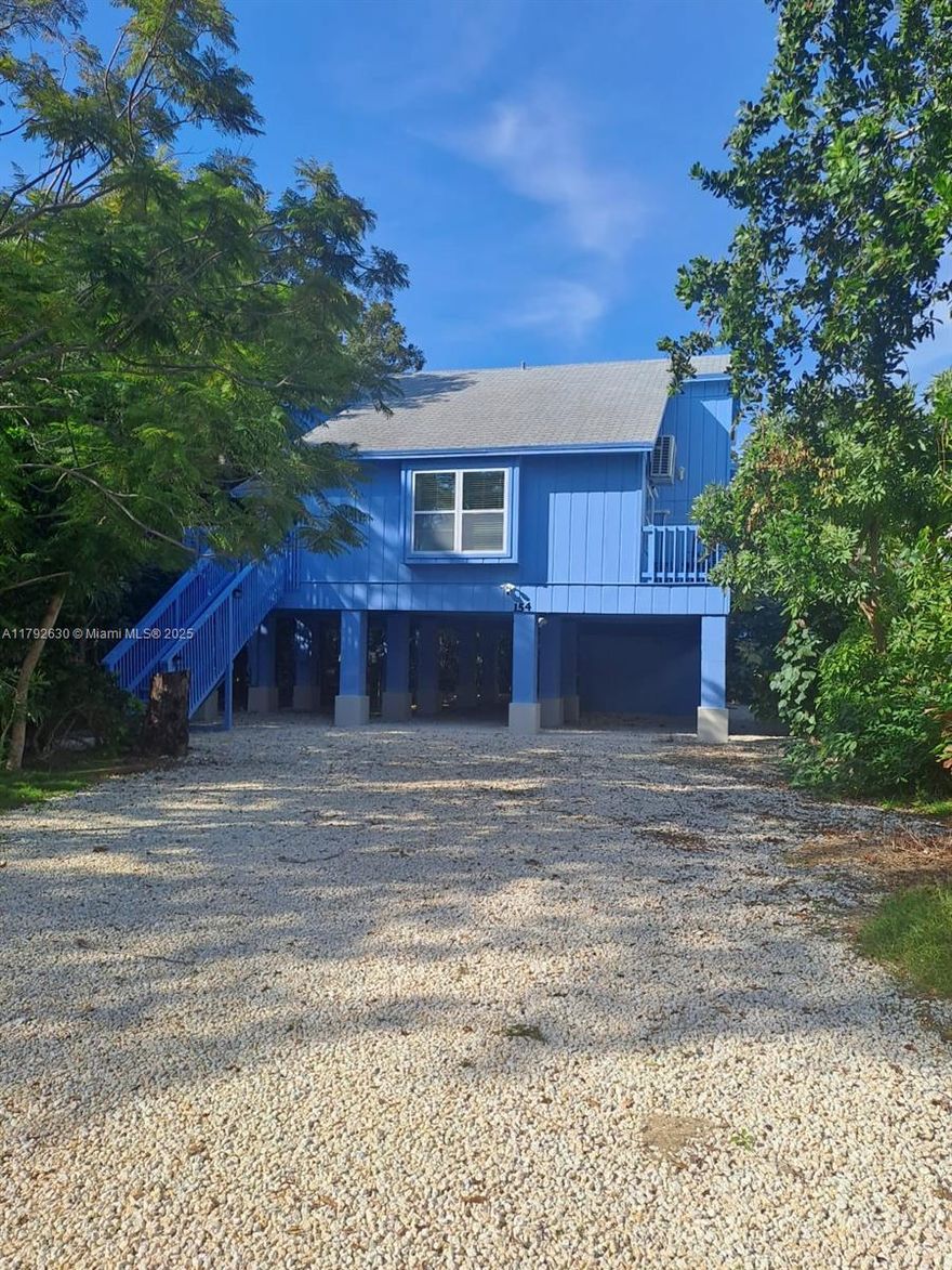 READY TO GO ... Good price, Owner motivated, COMPLETLY UPGRADED AND REMODELED, 3bed 2.5 bath with modern touches, NO HOA, New Appliances, Excellent for Boaters with private Boat Ramp for $100/year, Amazing home in Key Heights neighborhood, located 90 minutes from Doral/Miami.