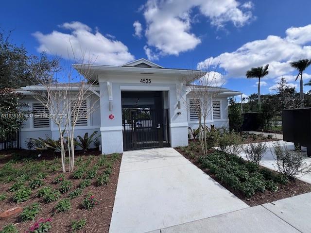 4667 Hollister Ave