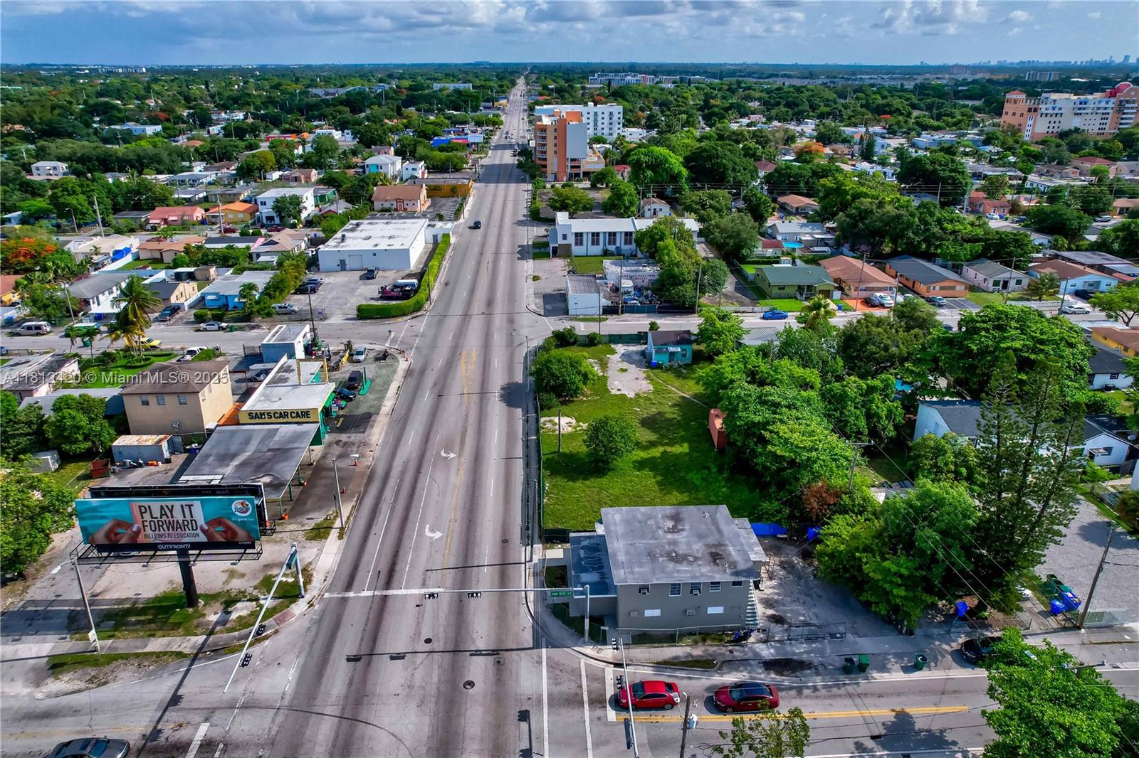 Main image without alt text