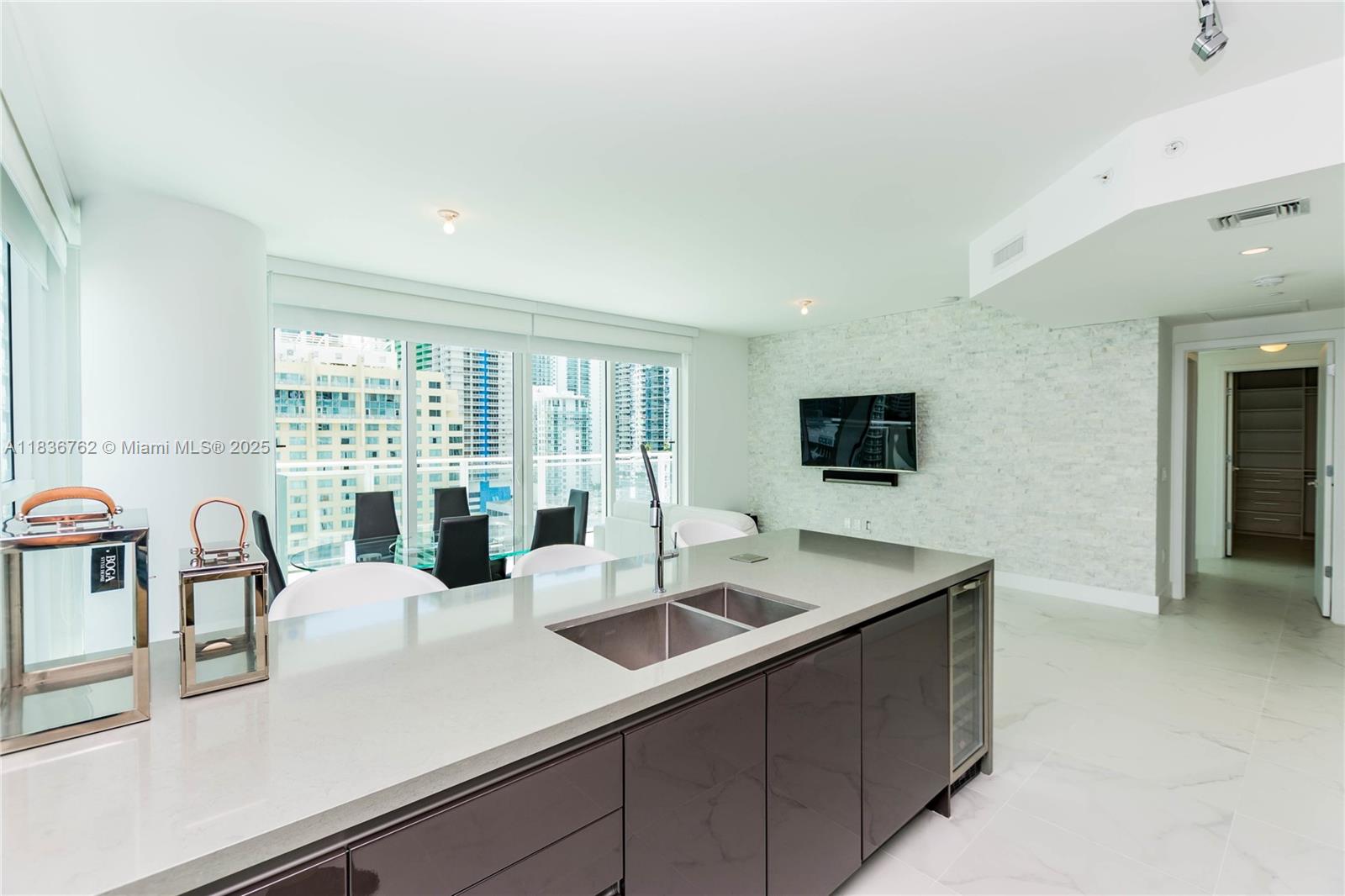 1080 Brickell Ave 1708, Miami, FL, 33131/$940,000 4 1080 Brickell Ave 1708