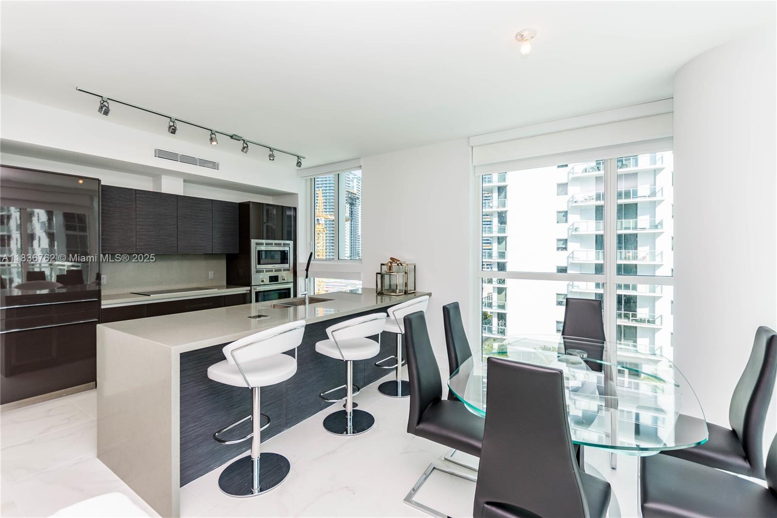 1080 Brickell Ave 1708, Miami, FL, 33131/$940,000 2 1080 Brickell Ave 1708