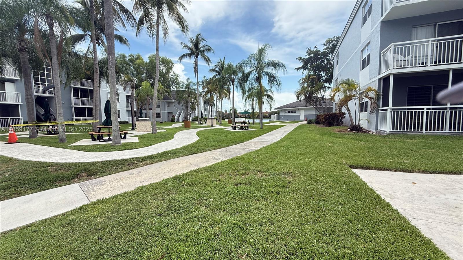 Spacious 2/2 available for rent in Le Club. Unit has laminate floors in both bedrooms>
Washer and Dryer inside the unit. Amenities include Community pool,walking/Jogging path,security,gym and club house.Close to US 1 and Turnpike.