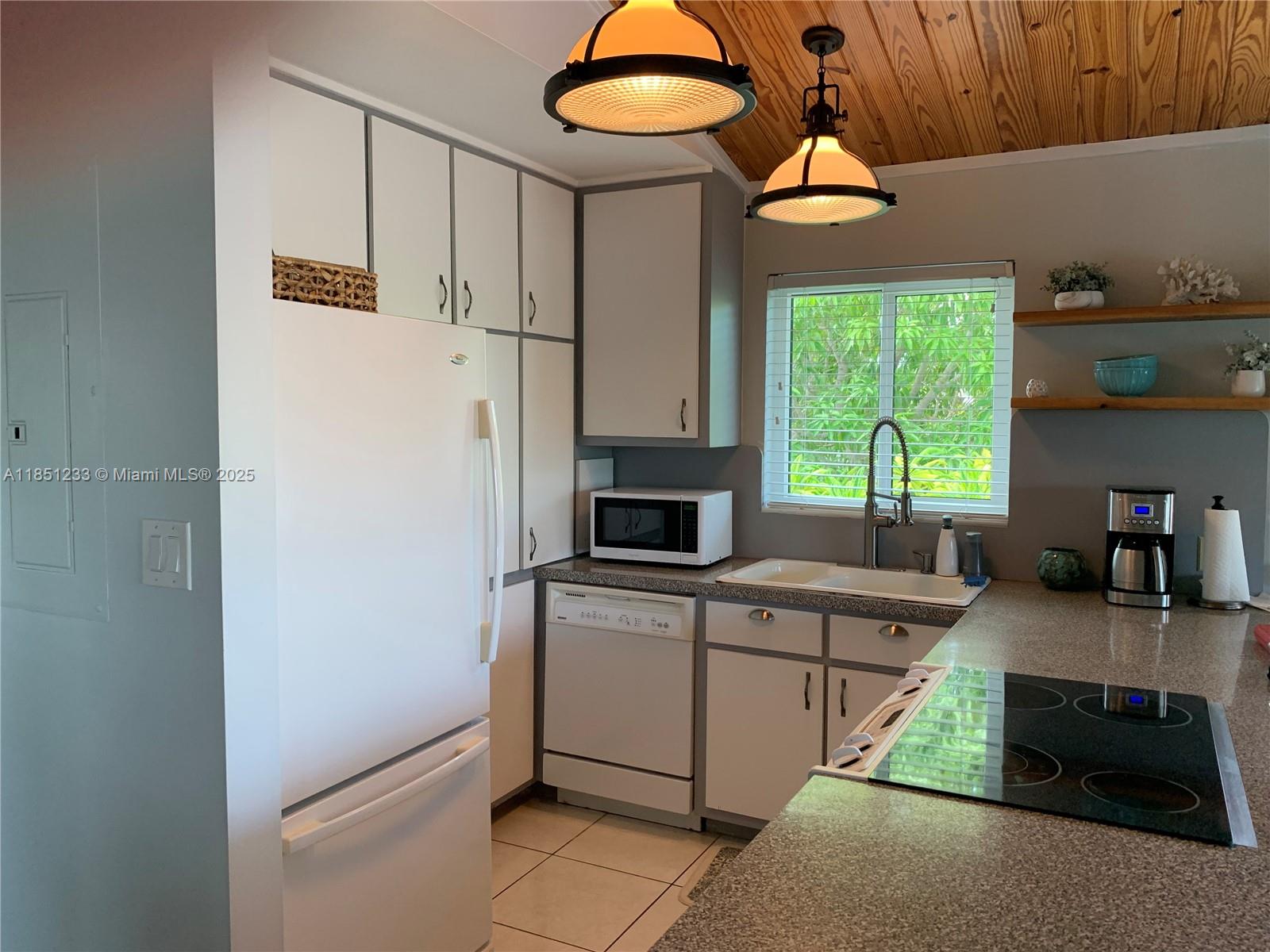 KAHIKI HARBOR - Residential Lease