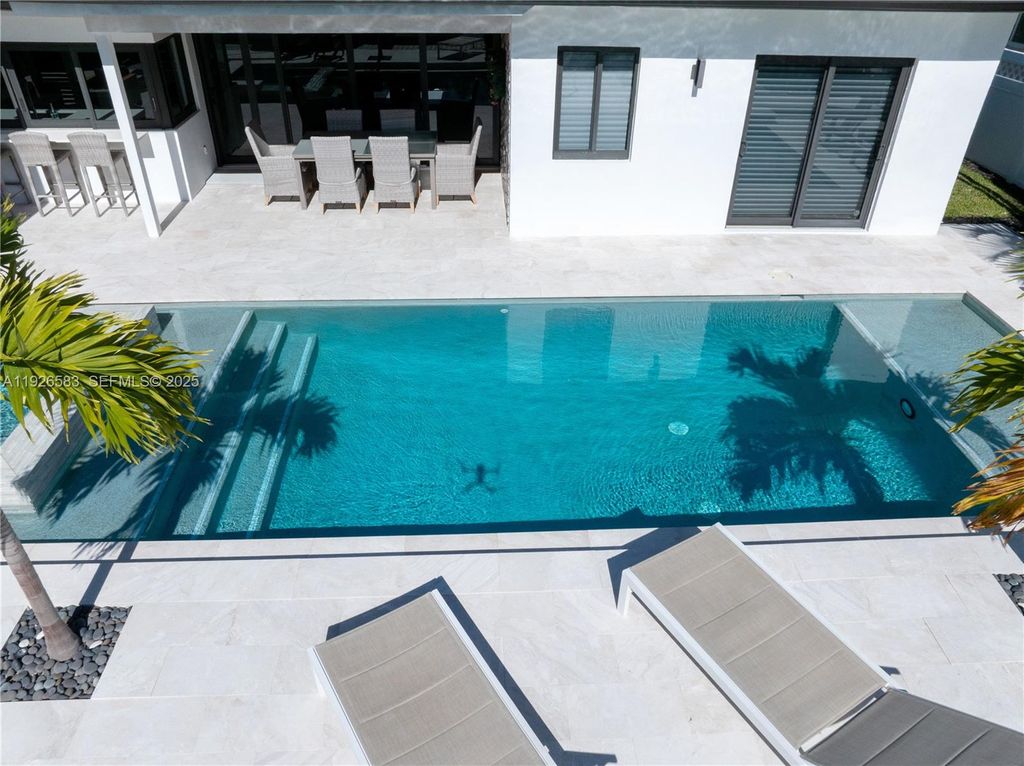 Photo of 2734 SE 14th St, Pompano Beach, FL 33062 (MLS # A11926583)