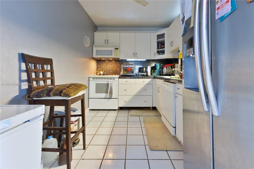Welcome to this amazing oportunity to live very close to the sky, 2 beds and 2 full baths unit with a panoramic view of the ocean, coastal skyline and golf court. Two parking spaces included, just minute from the Aventura Mall, shopping centers, top restaurants and excellent schools. 10 min driving to I95 and 5 min to the beach. Don't miss this great opportunity to call this property a new home.