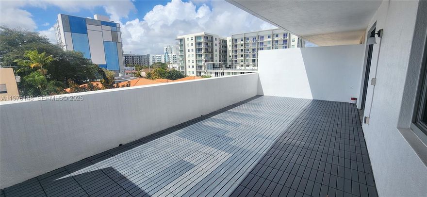 BEAUTIFUL 1/1 UNIT IN EXCELLENT CONDITION, FRESHLY PAINTED, DOWNTOWN VIEWS, CENTRALLY LOCATED, CLOSE TO DOWNTOWN, SHOPS, RESTAURANTS & ENTERTAINMENT. SUPER SPACIOUS TERRACE, BIGGEST ON THE BUILDING. AMENITIES INCLUDES POOL, GYM, BILLIARD ROOM AND MORE. VERY EASY TO SHOW E- MAIL LA TO GET THE LBX COMBINATION