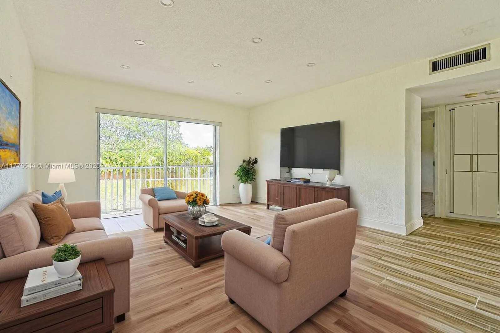 Miami, Florida 33156, United States, 2 Bedrooms Bedrooms, ,1 BathroomBathrooms,Residential,Pending,101224