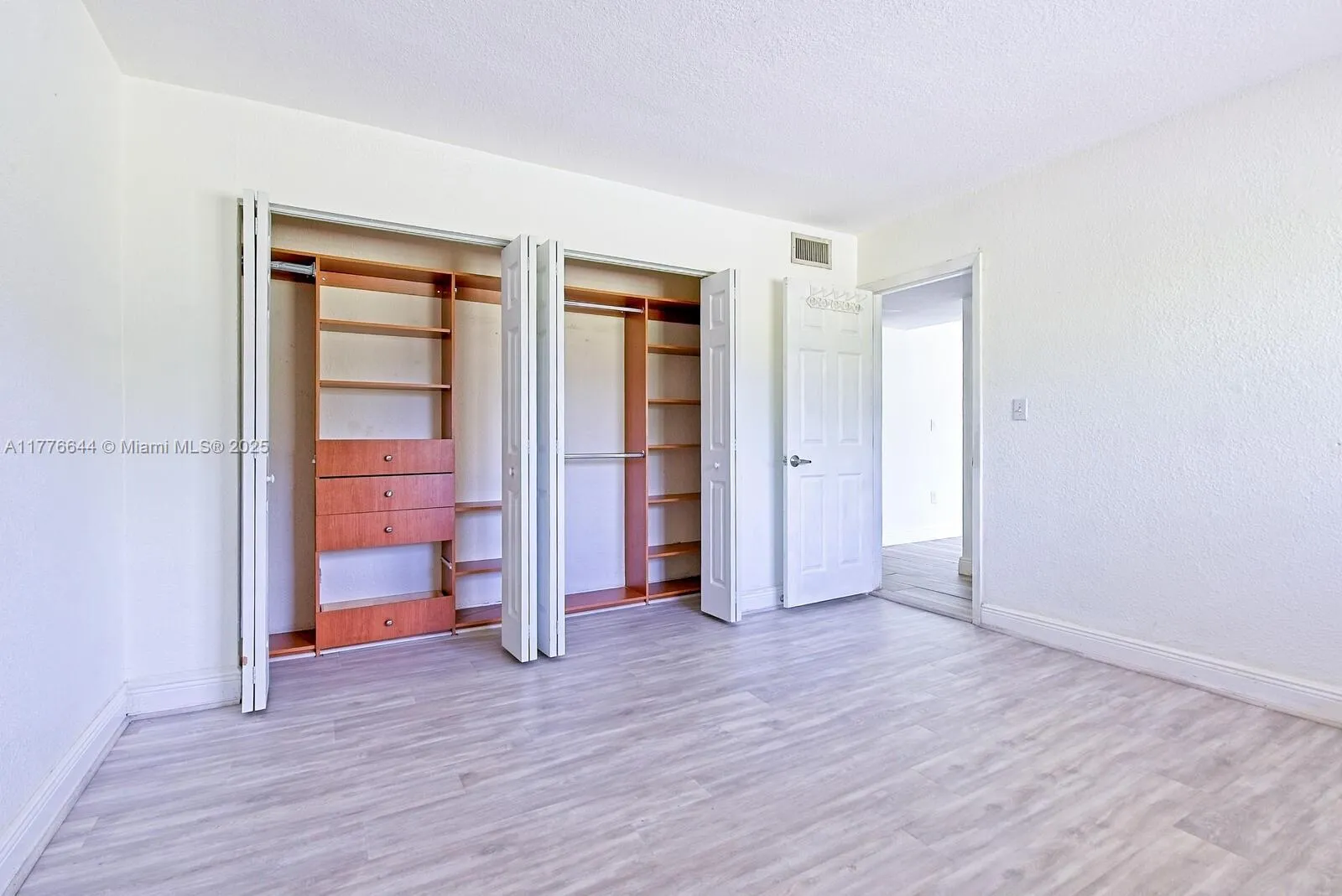 Miami, Florida 33156, United States, 2 Bedrooms Bedrooms, ,1 BathroomBathrooms,Residential,Pending,101224