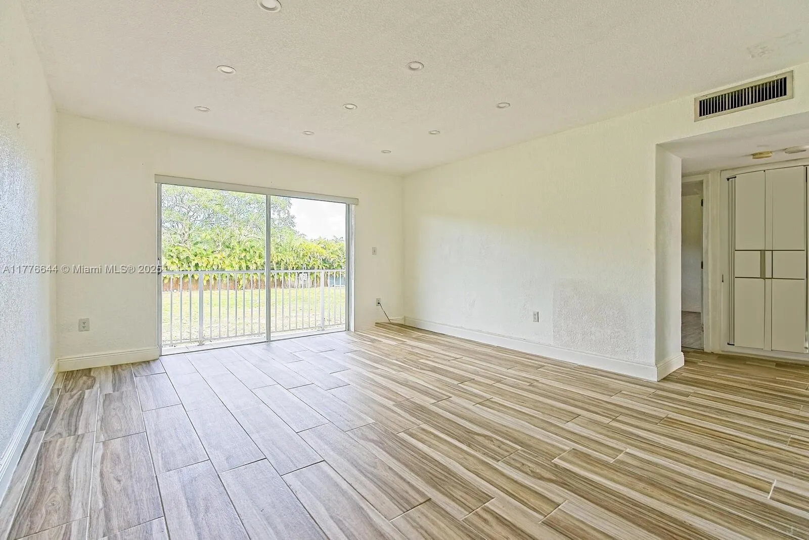 Miami, Florida 33156, United States, 2 Bedrooms Bedrooms, ,1 BathroomBathrooms,Residential,Pending,101224