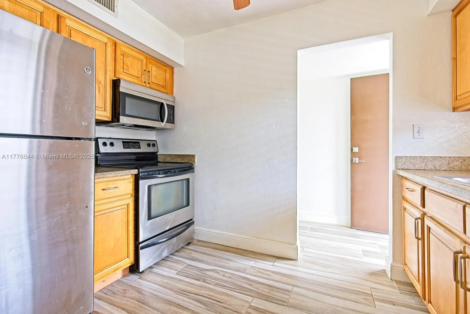 Miami, Florida 33156, United States, 2 Bedrooms Bedrooms, ,1 BathroomBathrooms,Residential,Pending,101224