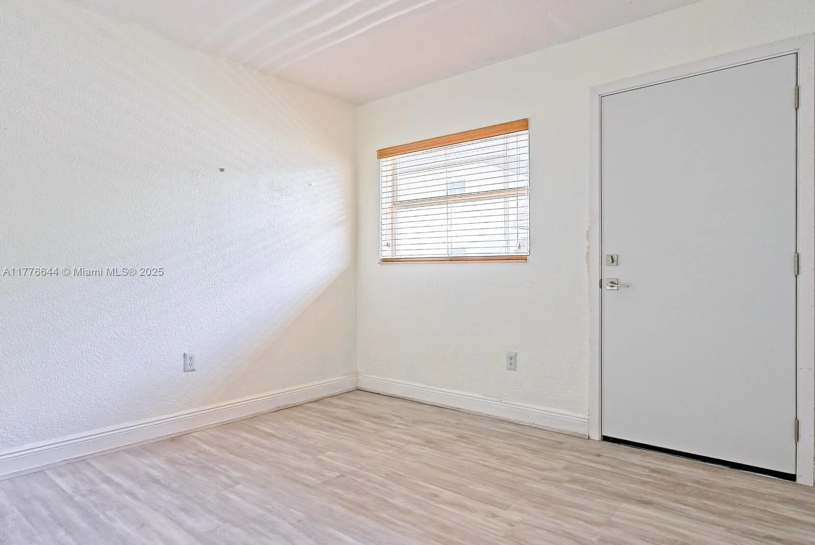 Miami, Florida 33156, United States, 2 Bedrooms Bedrooms, ,1 BathroomBathrooms,Residential,Pending,101224