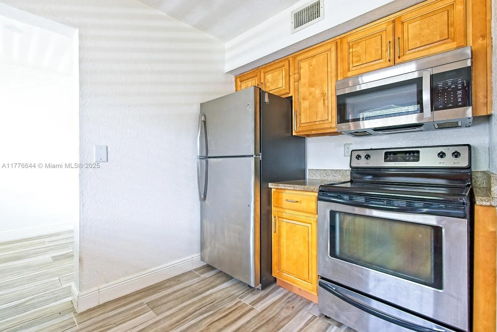 Miami, Florida 33156, United States, 2 Bedrooms Bedrooms, ,1 BathroomBathrooms,Residential,Pending,101224