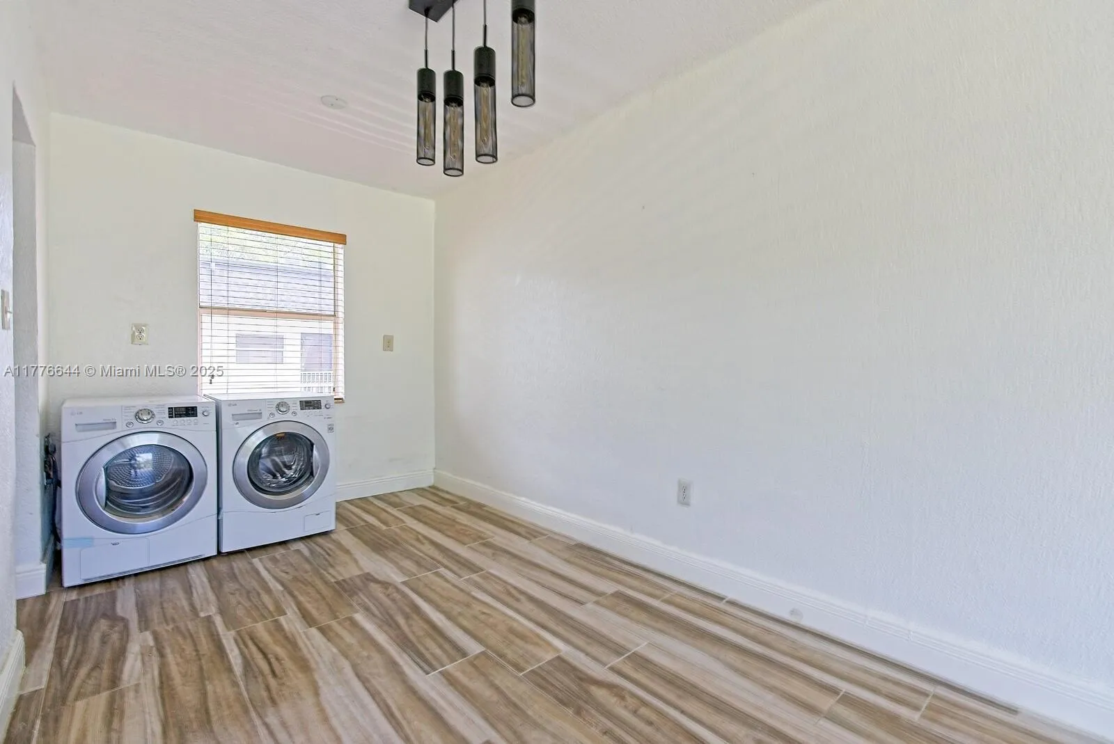 Miami, Florida 33156, United States, 2 Bedrooms Bedrooms, ,1 BathroomBathrooms,Residential,Pending,101224