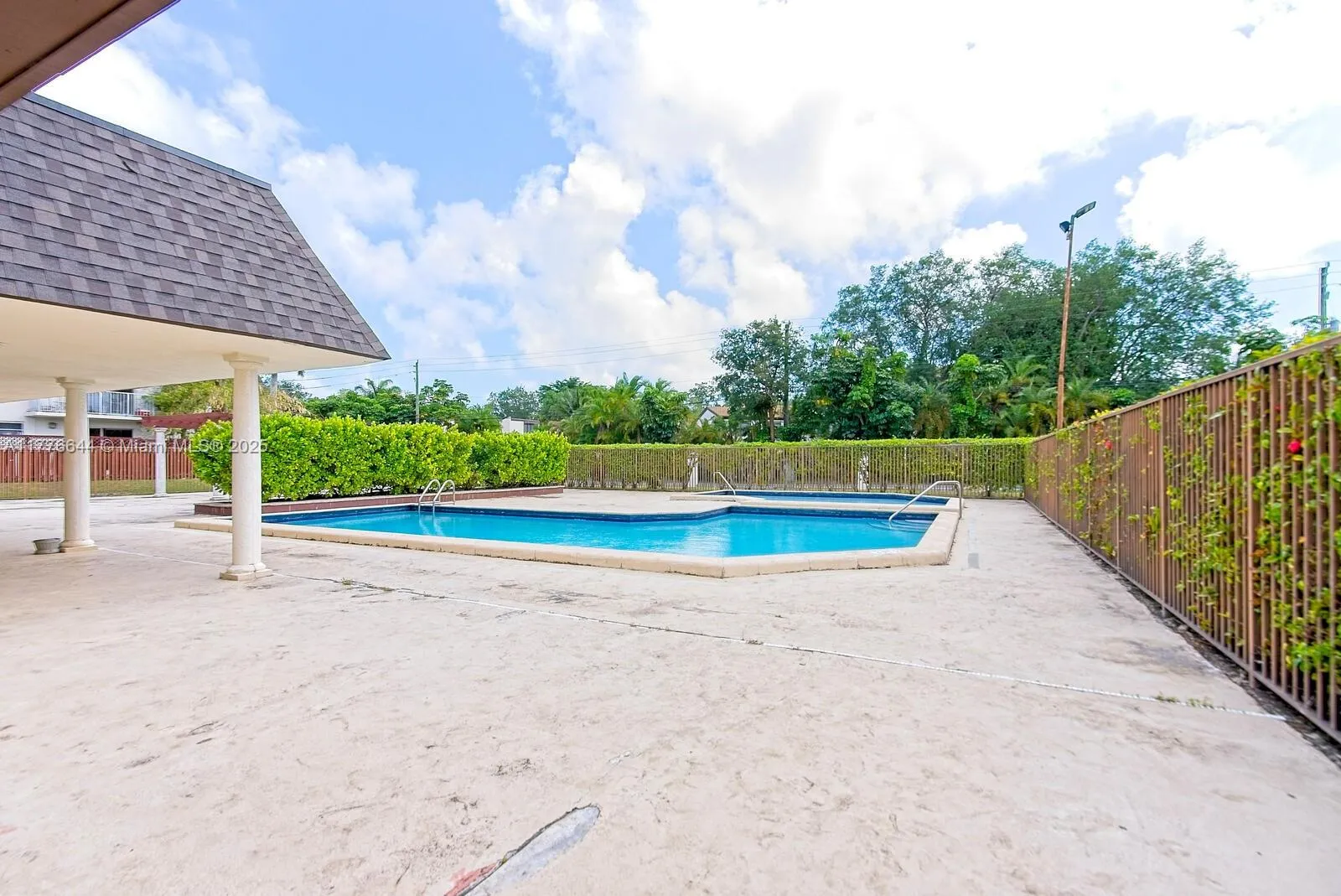 Miami, Florida 33156, United States, 2 Bedrooms Bedrooms, ,1 BathroomBathrooms,Residential,Pending,101224