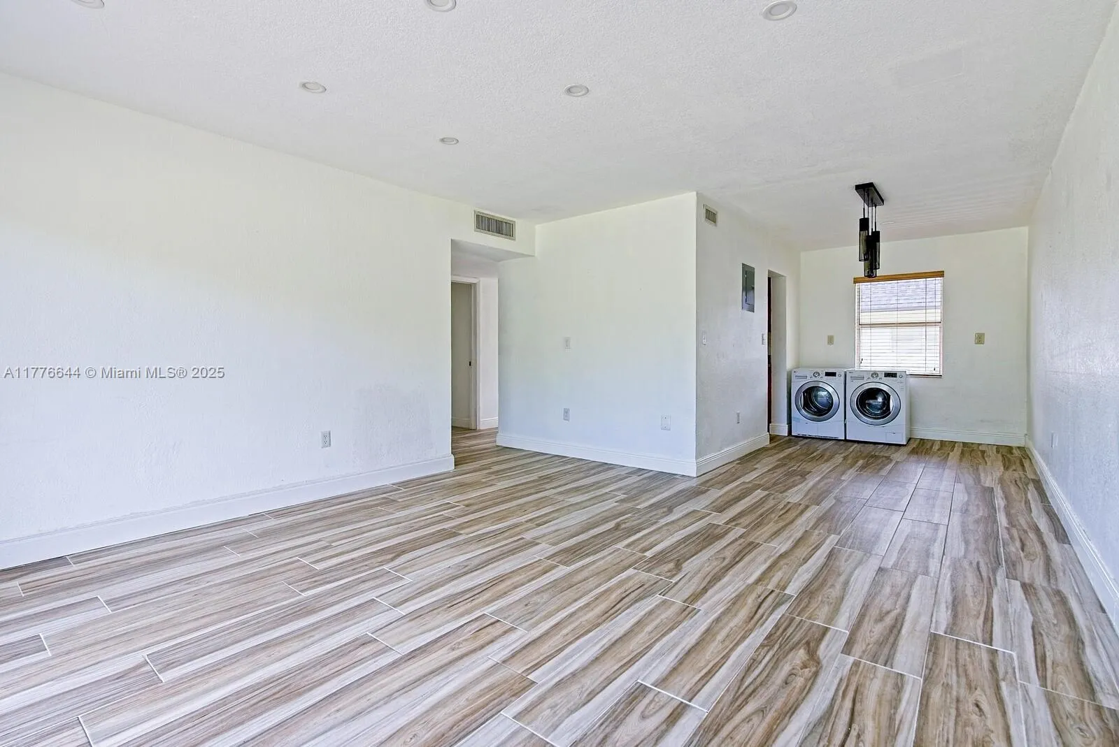 Miami, Florida 33156, United States, 2 Bedrooms Bedrooms, ,1 BathroomBathrooms,Residential,Pending,101224