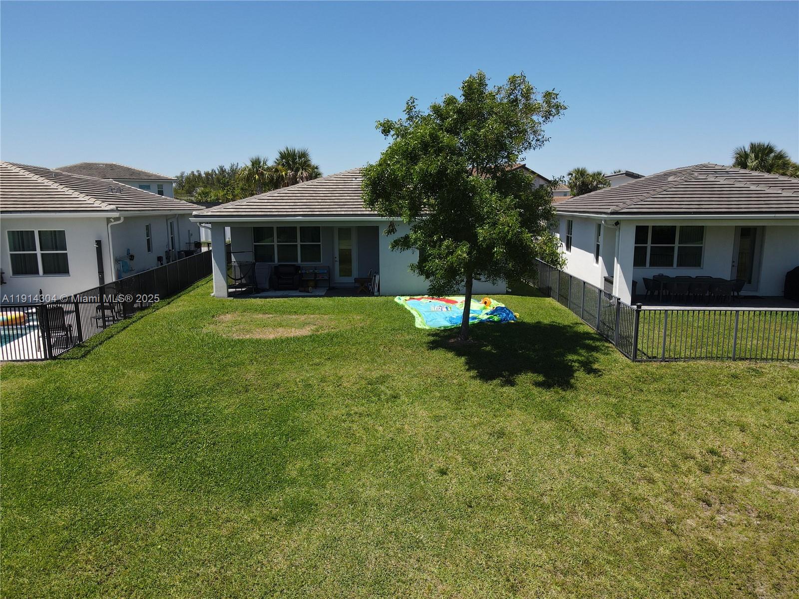 CRYSTAL LAKE 1ST SEC - Residential