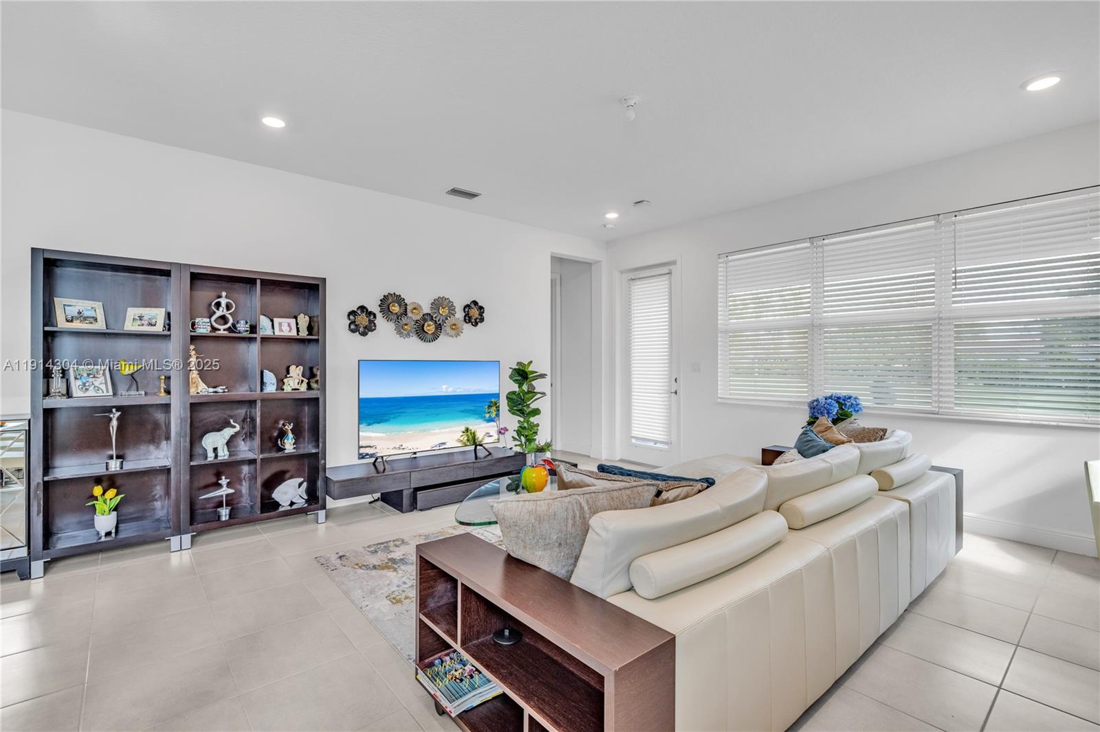 CRYSTAL LAKE 1ST SEC - Residential