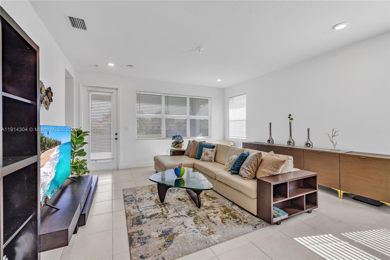 CRYSTAL LAKE 1ST SEC - Residential