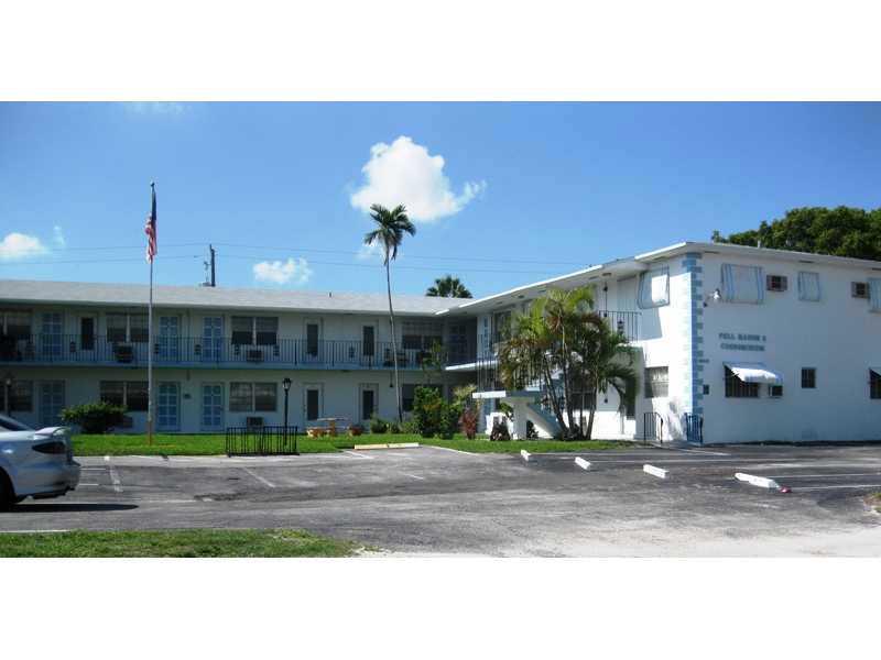 Well maintained unit in great Hollywood location close to shops and beach! Recently painted and ready for move in !