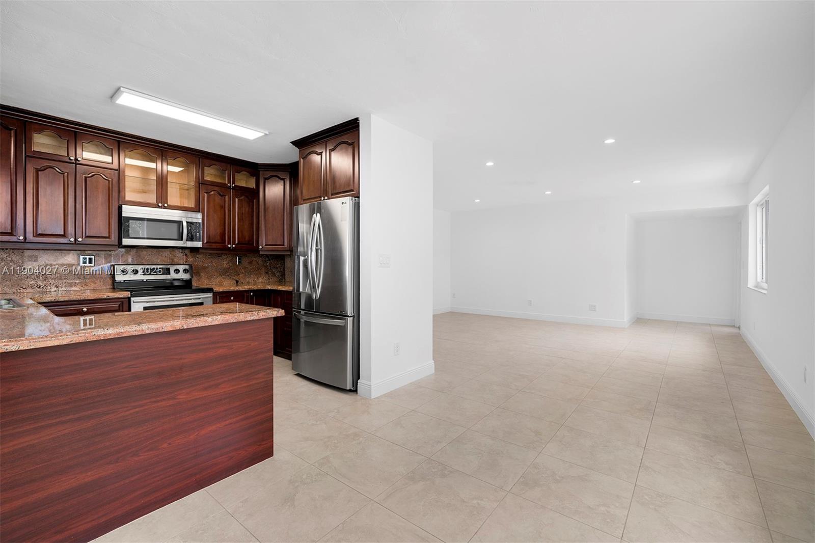 GARDEN ESTATES - Residential Lease