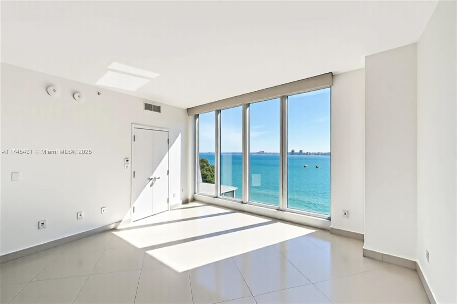 BLUE CONDO - Residential