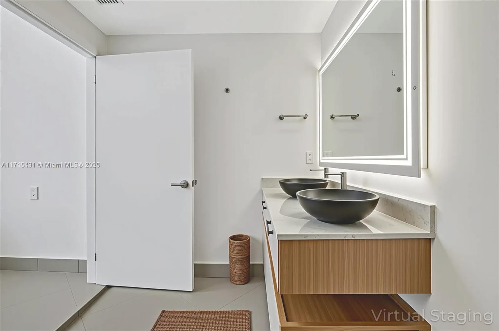 BLUE CONDO - Residential