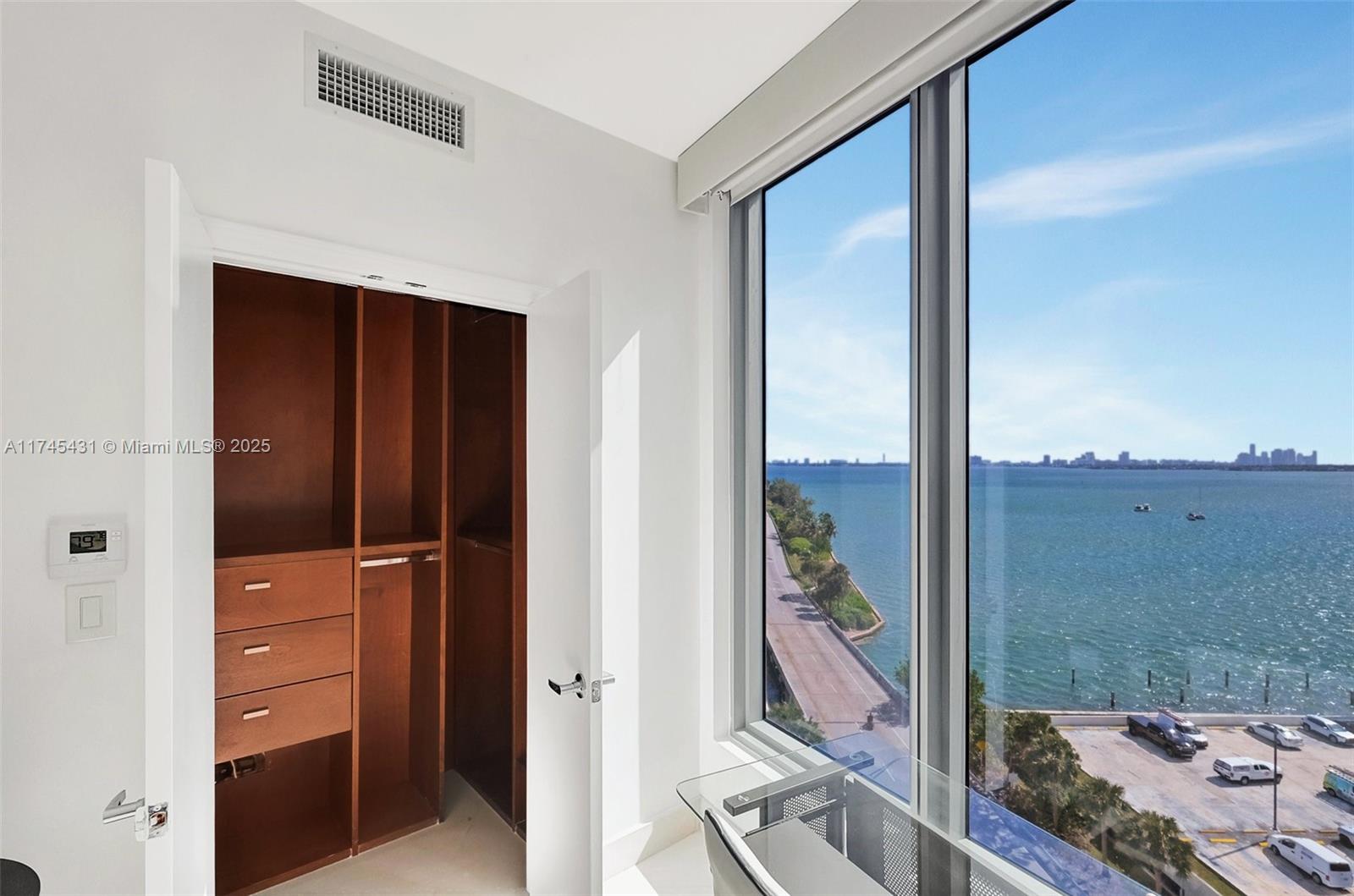 BLUE CONDO - Residential