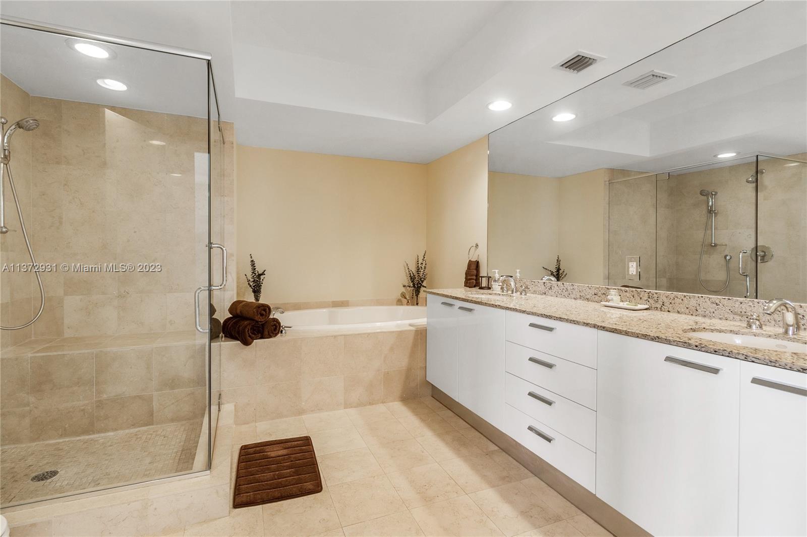 BEACH CLUB CONDO - Residential Lease