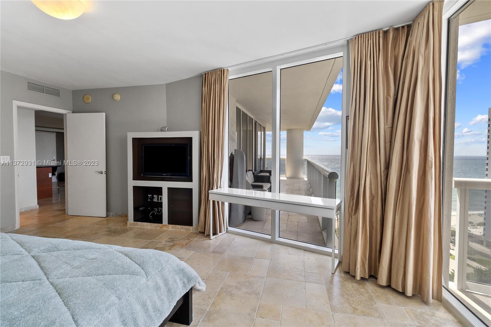 BEACH CLUB CONDO - Residential Lease