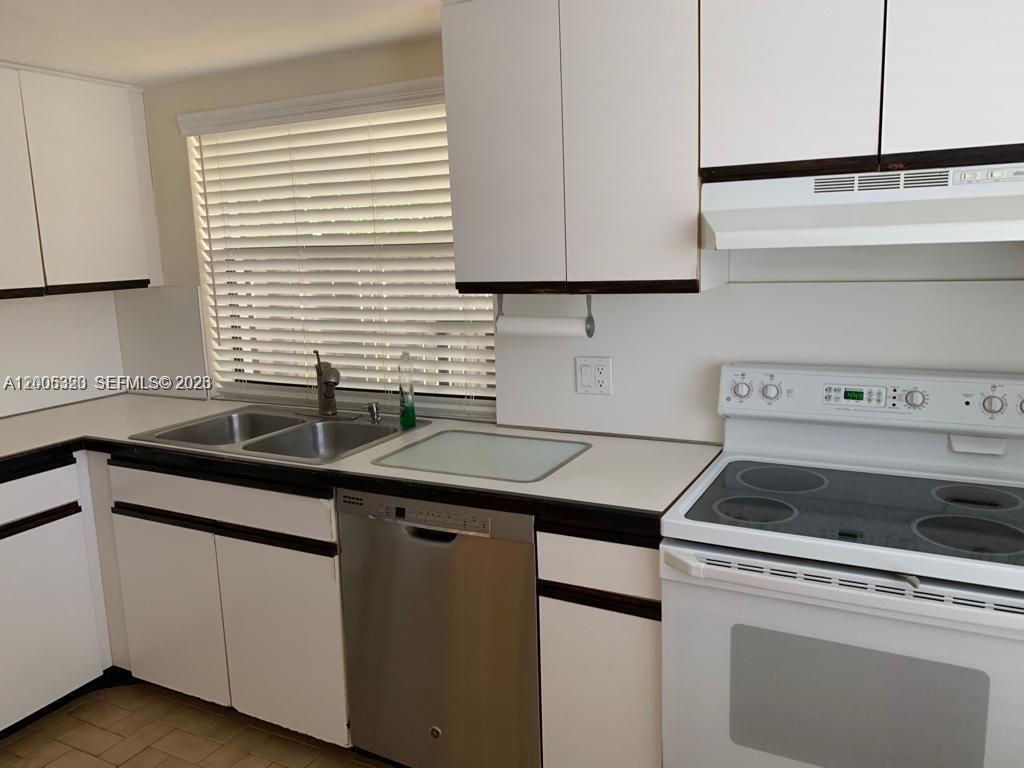 LAKES MEADOW VILG HOMES C - Residential Lease