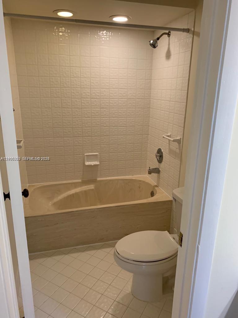 LAKES MEADOW VILG HOMES C - Residential Lease