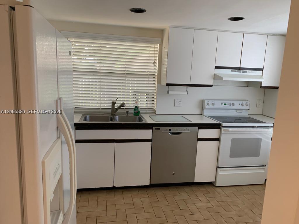 LAKES MEADOW VILG HOMES C - Residential Lease