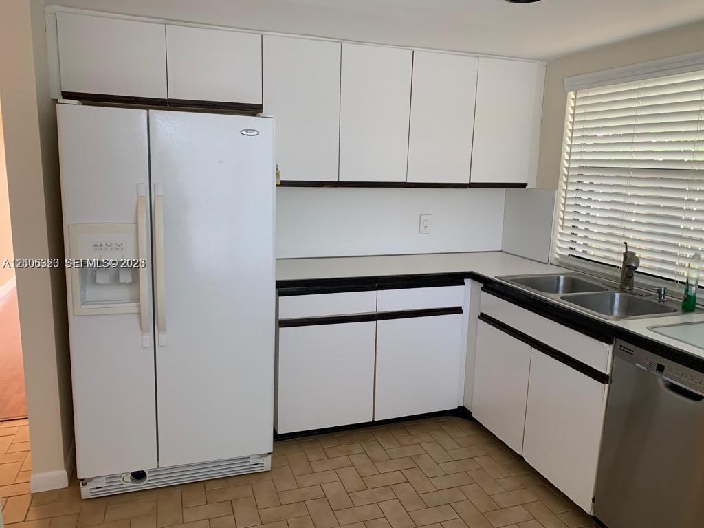 LAKES MEADOW VILG HOMES C - Residential Lease