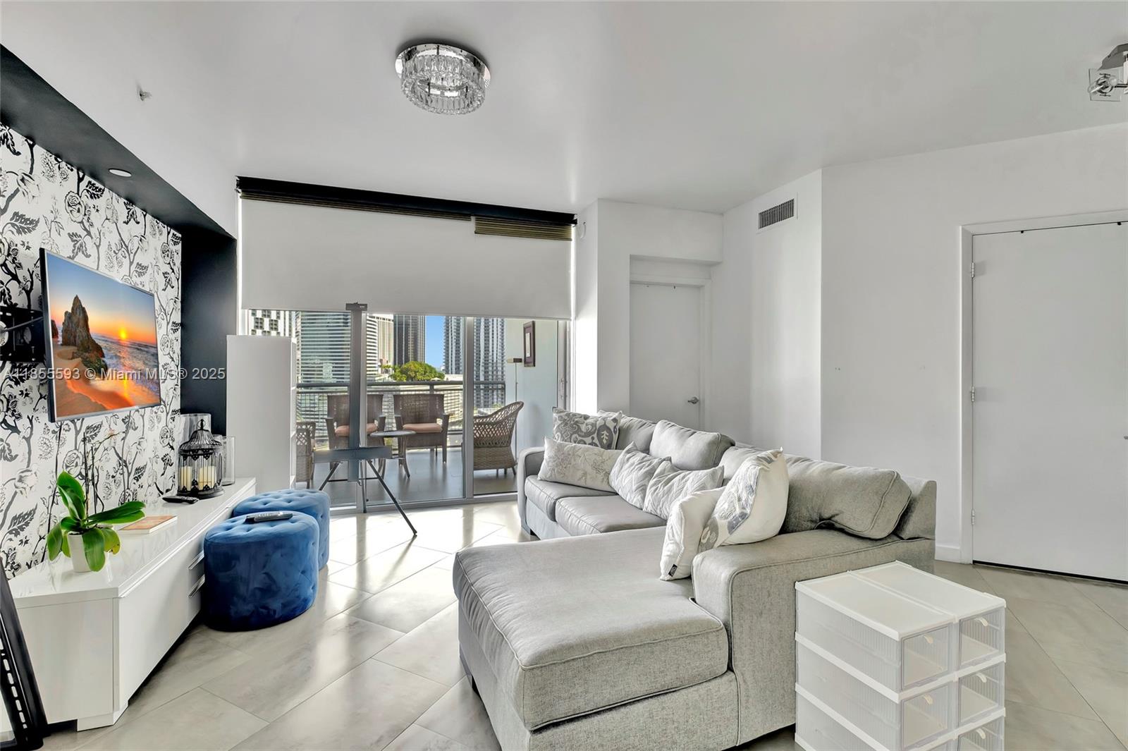 Beautiful 2-bedroom, 2-bath condo perfectly set right across the river from Brickell. From the 17th floor, enjoy two private balconies — one off the master bedroom and one off the living room — framing breathtaking views of Downtown. Watch the city’s skyline sparkle as night falls.
Inside, the open layout is filled with natural light and enhanced by brand-new appliances (cooktop and washer/dryer). WIND by Neo offers a stunning lobby and resort-style amenities, all impeccably maintained. Experience quiet riverfront living just steps from the vibrant energy of Brickell.
Currently rented and generating $45,600/year, with the option to purchase fully furnished for a true turnkey investment. A rare opportunity for both investors and end-users. Showings with 24-hour notice.
