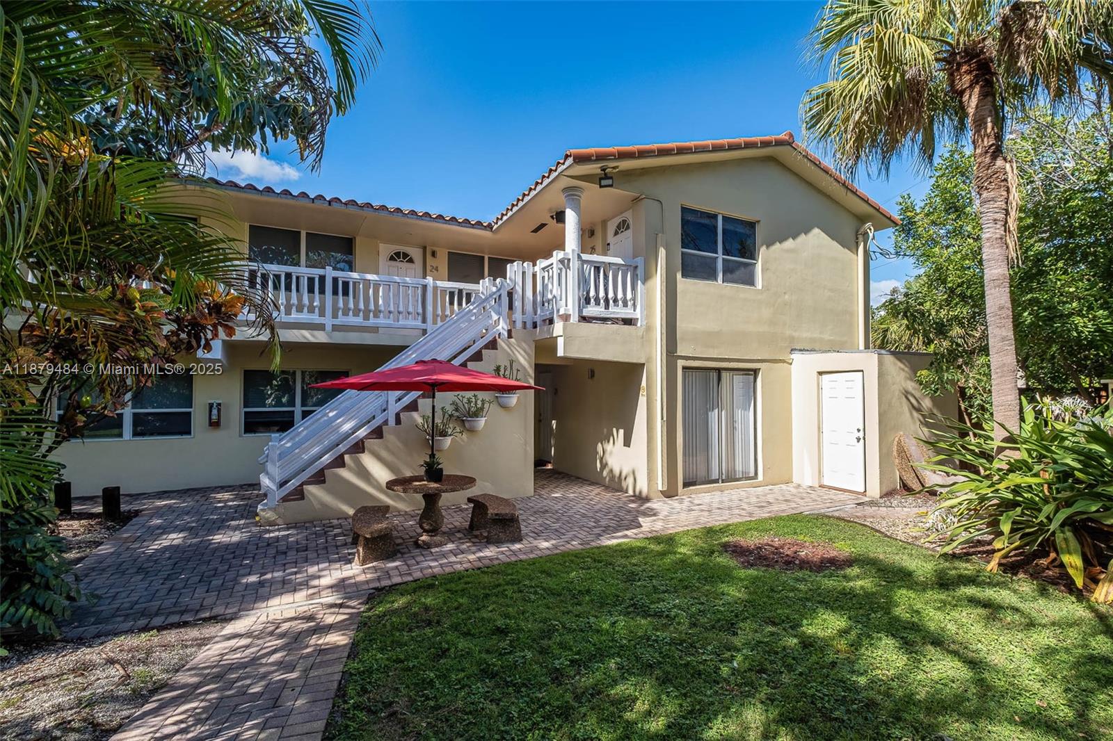 Beautiful spacious 1bedroom 1bathroom apartment located on Miami Road in one of Fort Lauderdale's most sought-after neighborhoods. This residence is perfectly situated within walking distance to a lovely park and just minutes from the airport, beach, and shopping centers. The community features a lovely pool, laundry facilities, and lots of green areas to relax. This apartment combines comfort, charm, and convenience. A true must see!