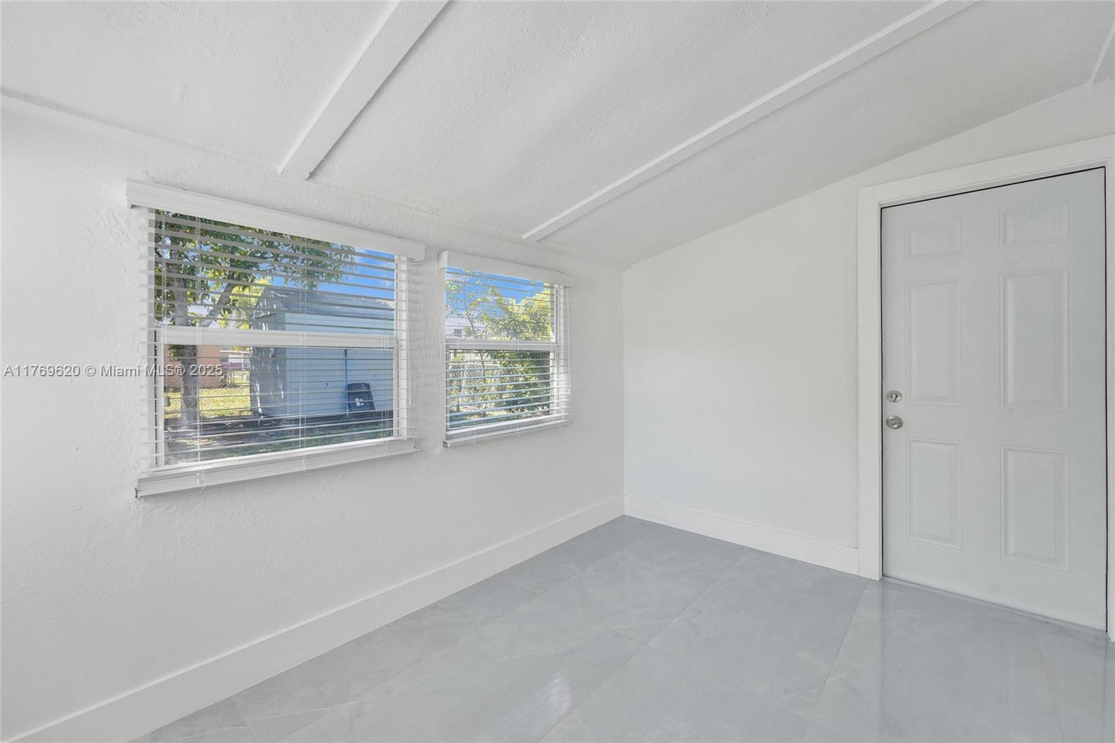 PALM LANE HOMES IN MIRAMA - Residential