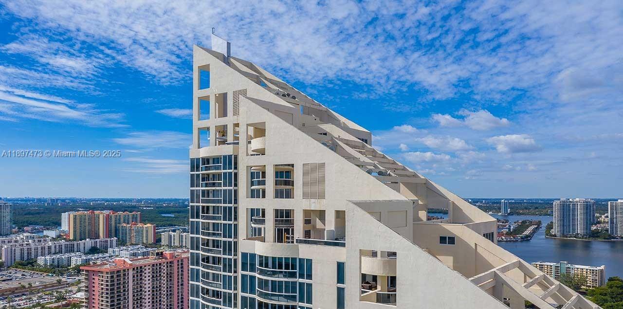 THE PINNACLE CONDO - Residential